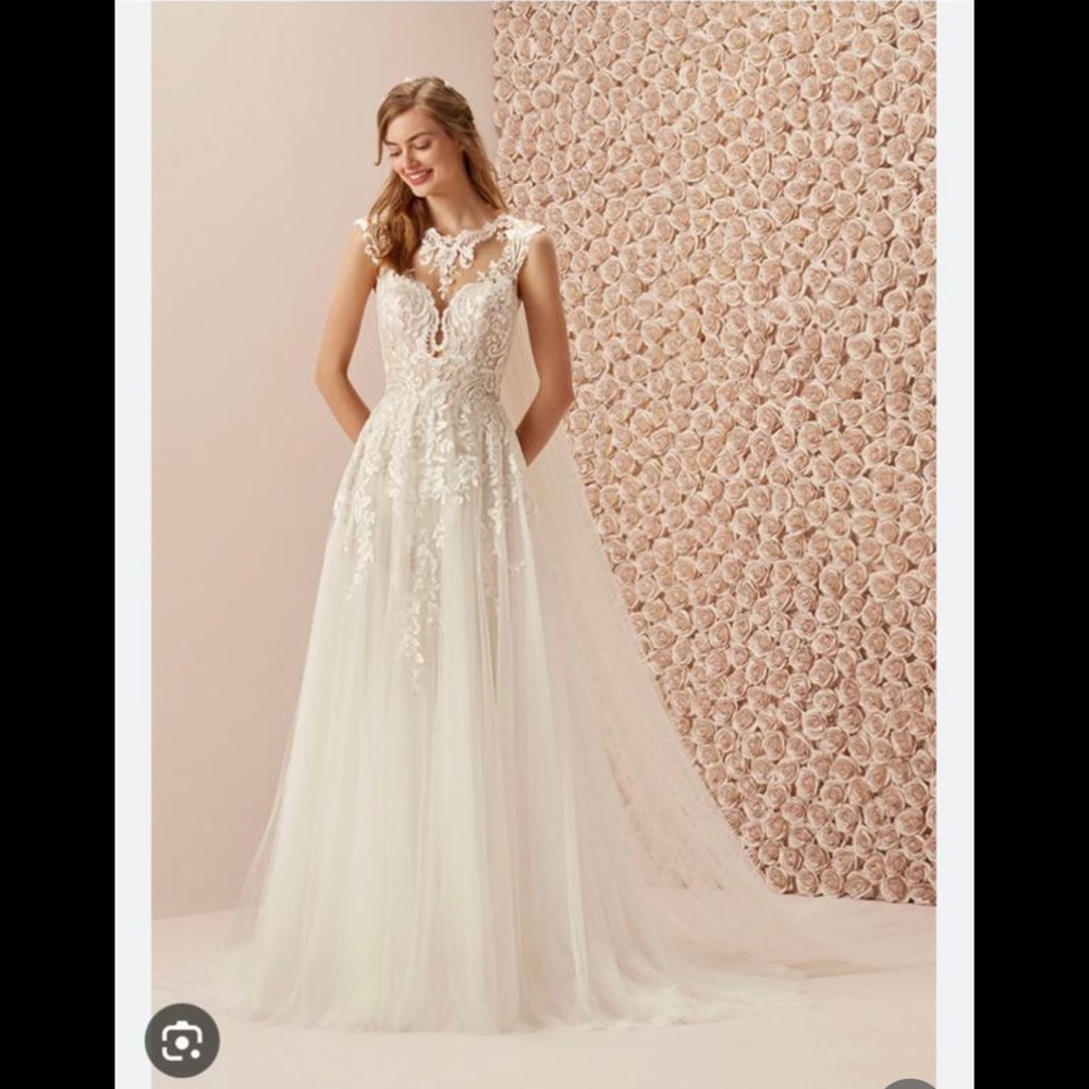 Pronovias Matiz style. INCLUDING Cancan and veil (half leg long)